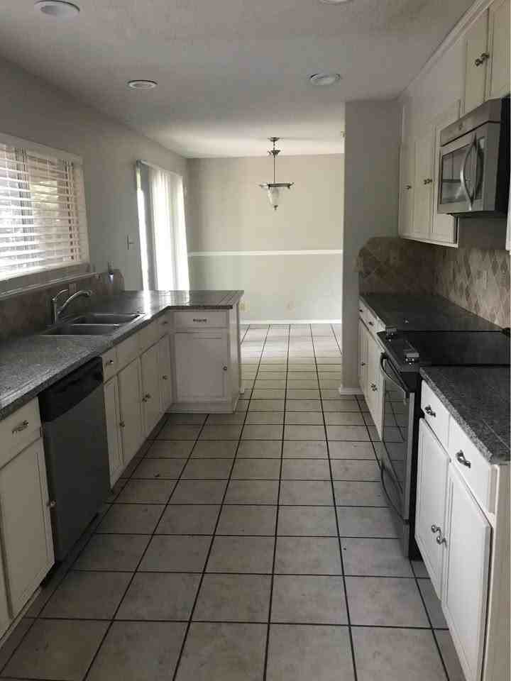 9002 Limestone Hl - Photo 4 of 19
