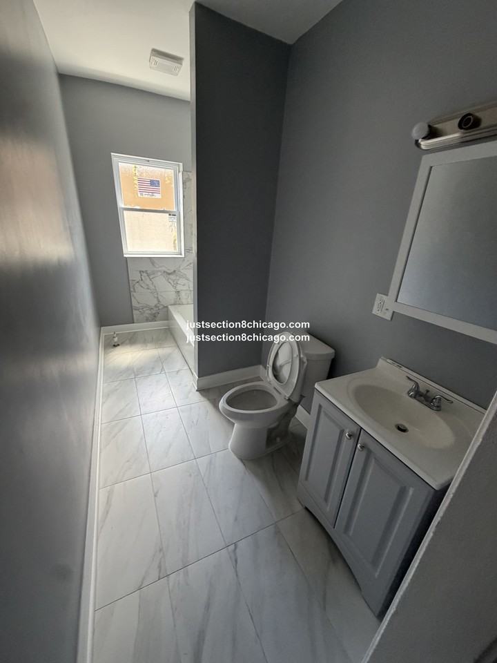 7049 S Clyde Ave #3S - Photo 2 of 7