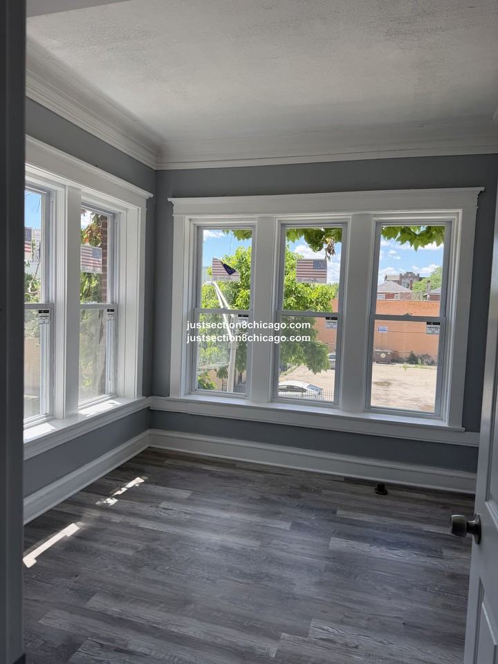 7049 S Clyde Ave #3S - Photo 3 of 7