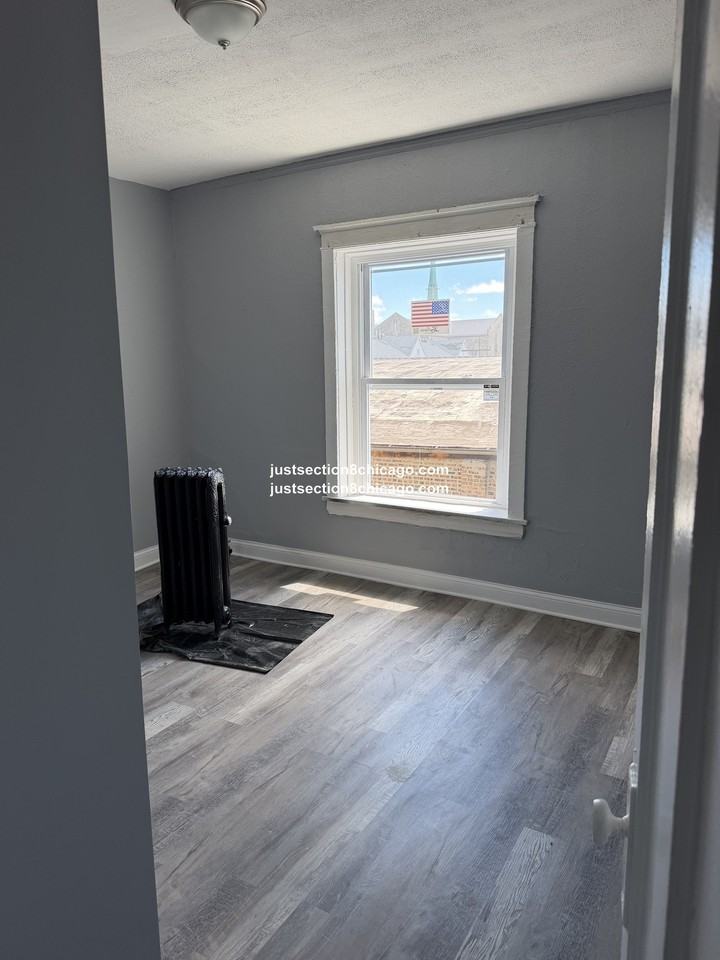 7049 S Clyde Ave #3S - Photo 4 of 7