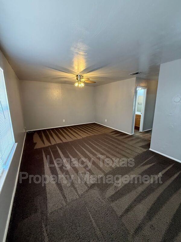 1714 Short St #D - Photo 3 of 17