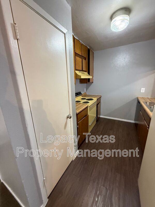 1714 Short St #D - Photo 5 of 17