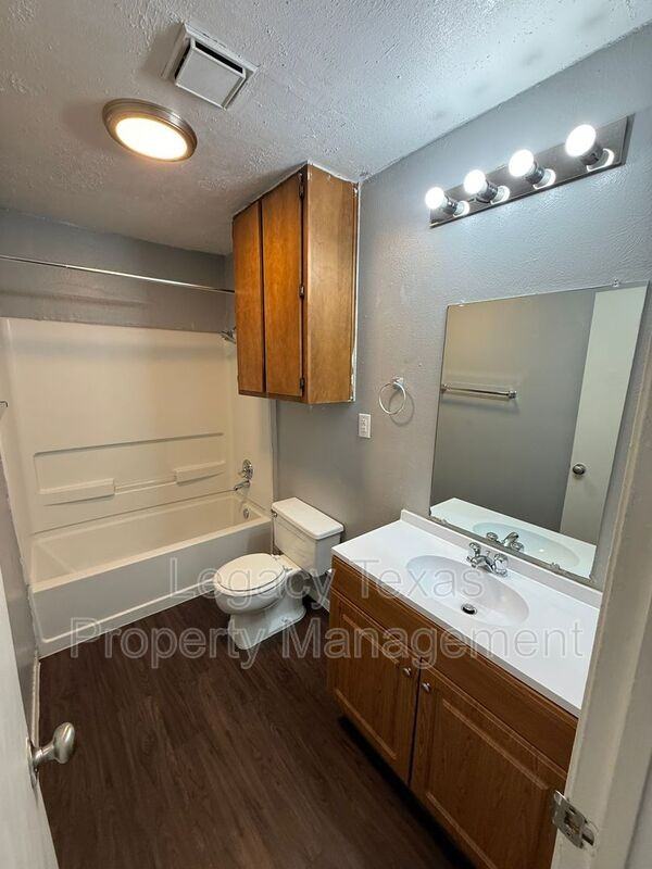 1714 Short St #D - Photo 7 of 17