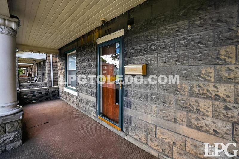 1715 Greenwood Ave - Photo 4 of 28