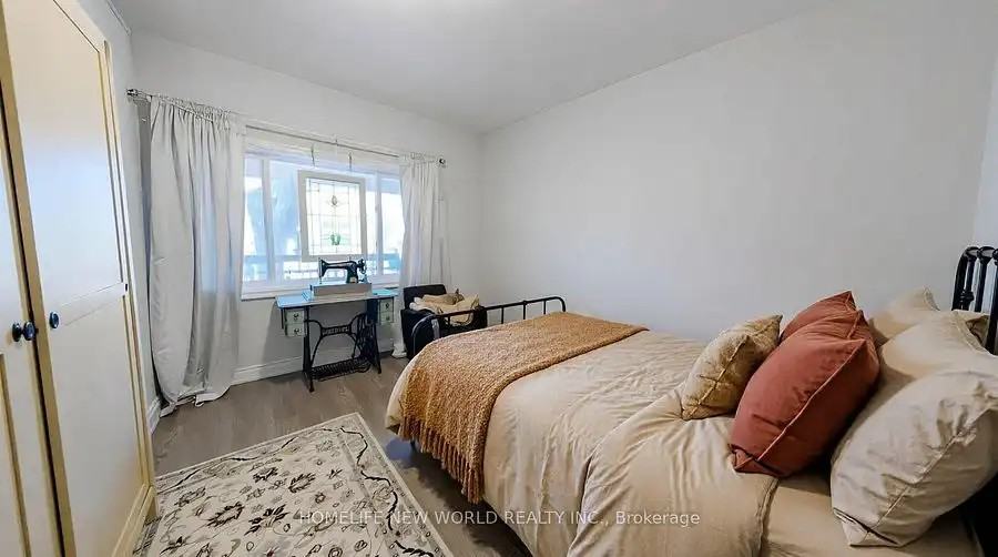 10 Dixon Ave - Photo 3 of 10