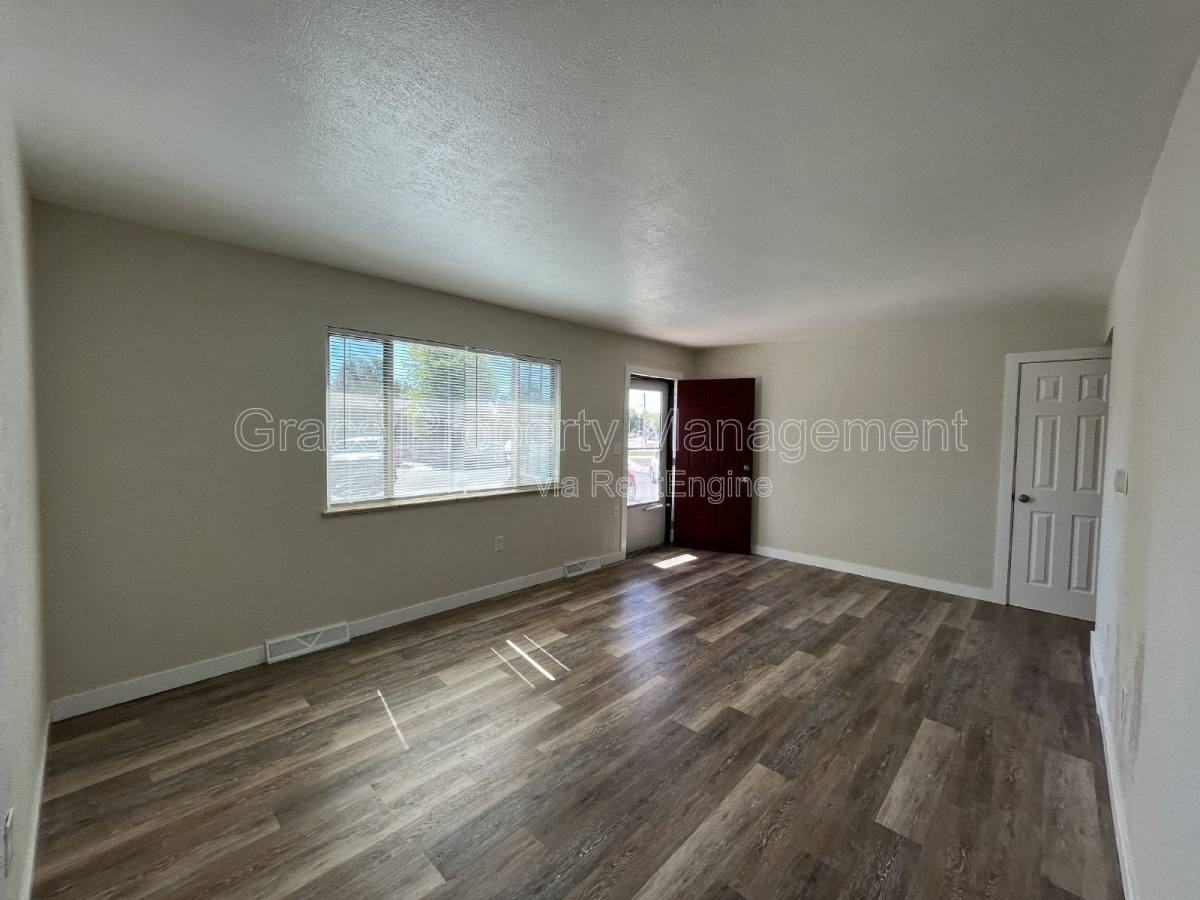 543 S 1st Way - Photo 3 of 10