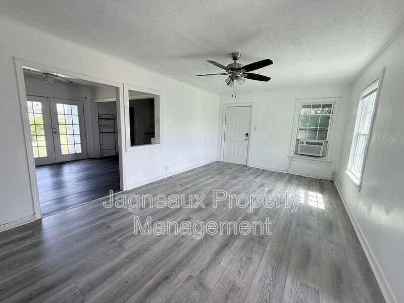 525 Magnolia St - Photo 2 of 9