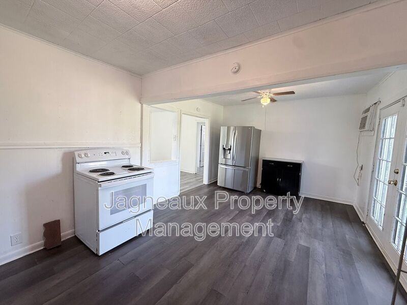 525 Magnolia St - Photo 4 of 9