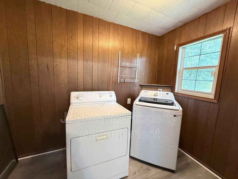 525 Magnolia St - Photo 5 of 9