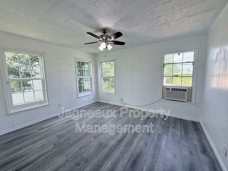 525 Magnolia St - Photo 6 of 9