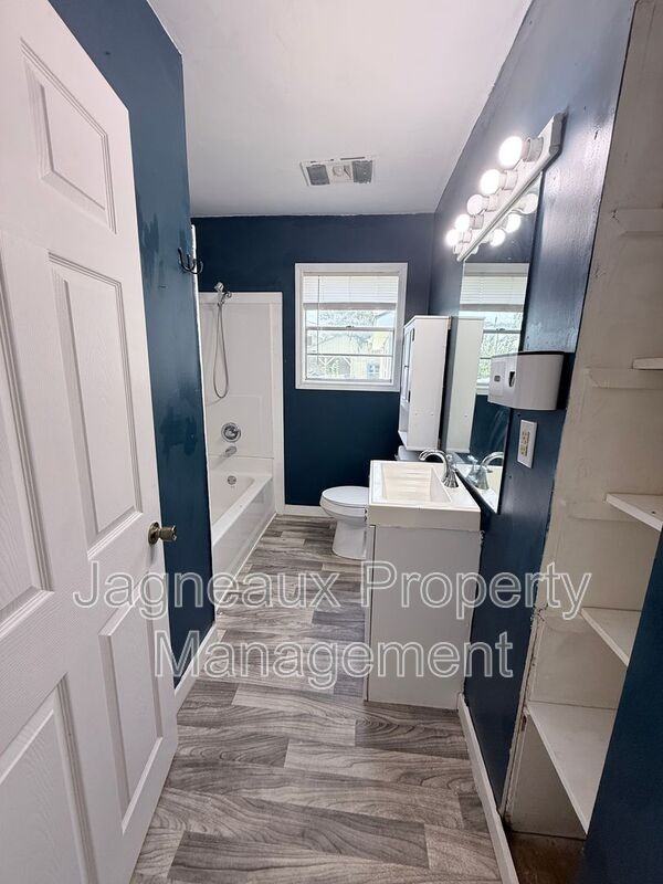 525 Magnolia St - Photo 7 of 9