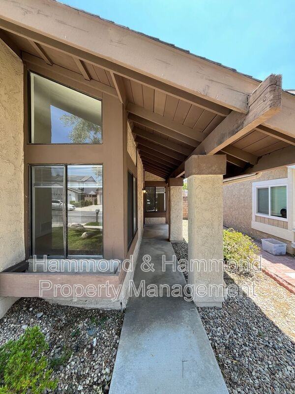 21812 Vintage St - Photo 4 of 33