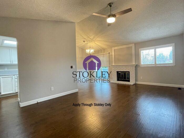 461 Camelback Rd - Photo 3 of 8