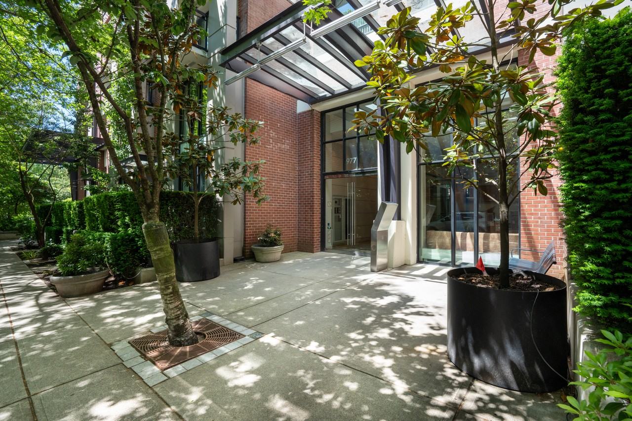 977 Mainland Street 511 #511 - Photo 3 of 50