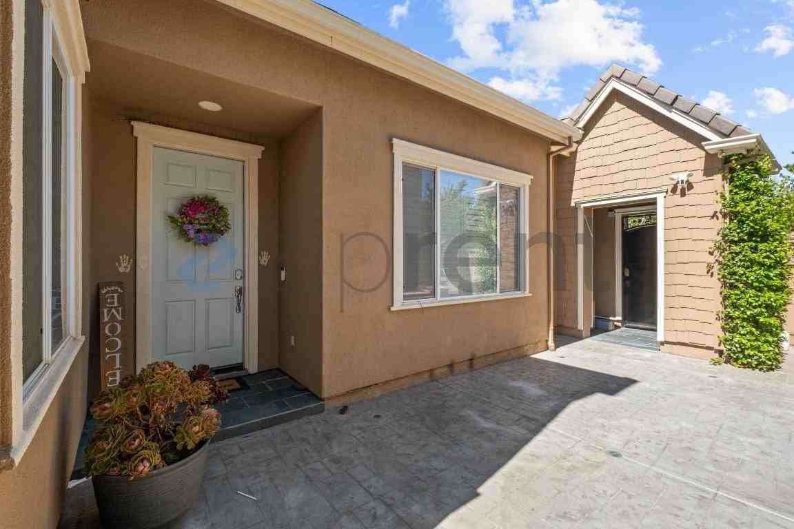 633 Farrington St - Photo 5 of 27