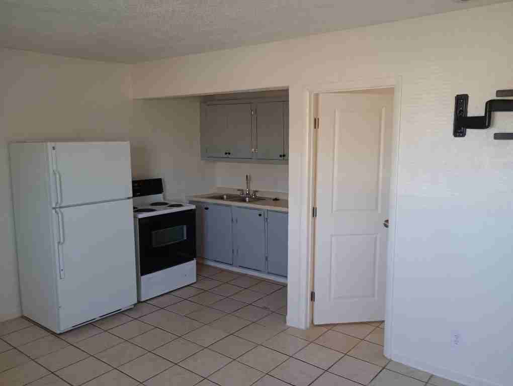 1003 N Jefferson St #3 - Photo 2 of 11