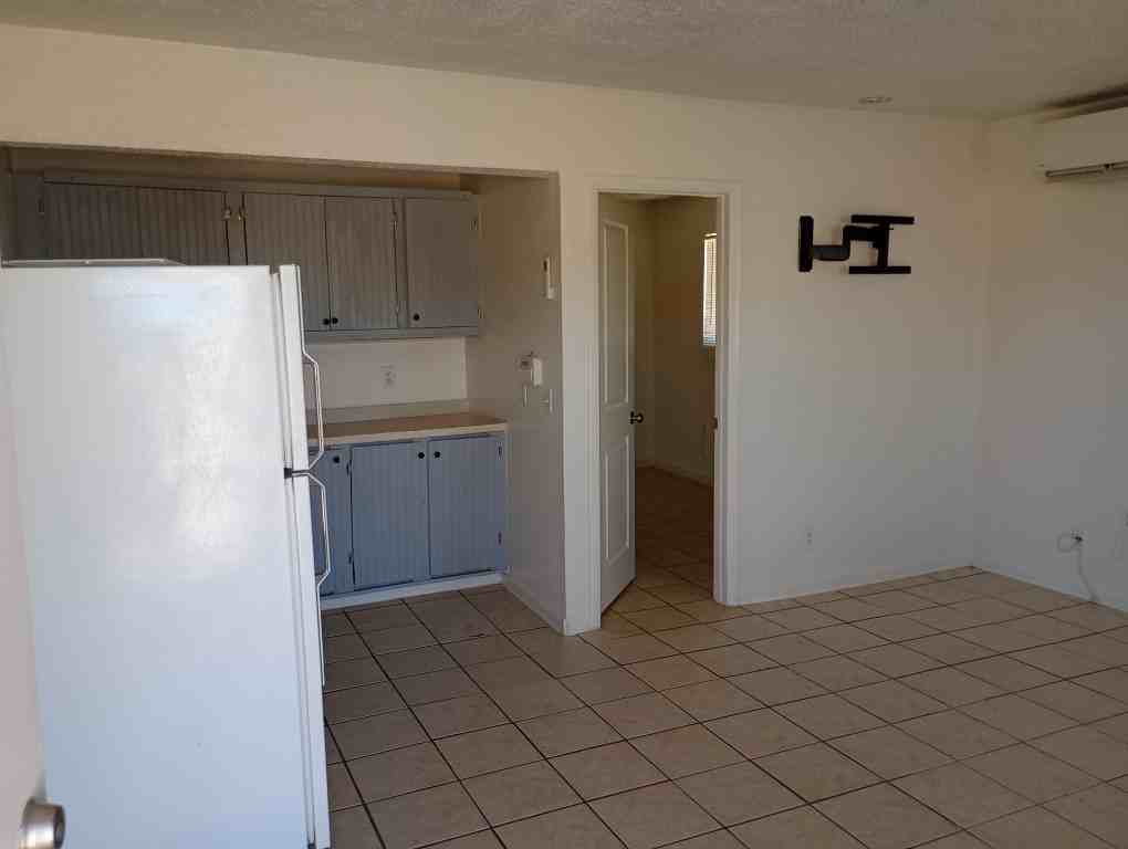 1003 N Jefferson St #3 - Photo 3 of 11