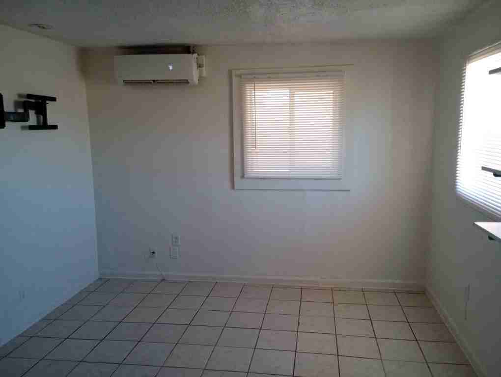 1003 N Jefferson St #3 - Photo 4 of 11