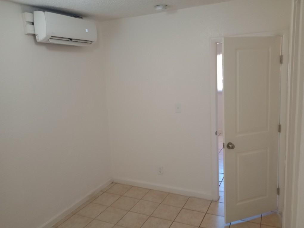 1003 N Jefferson St #3 - Photo 7 of 11