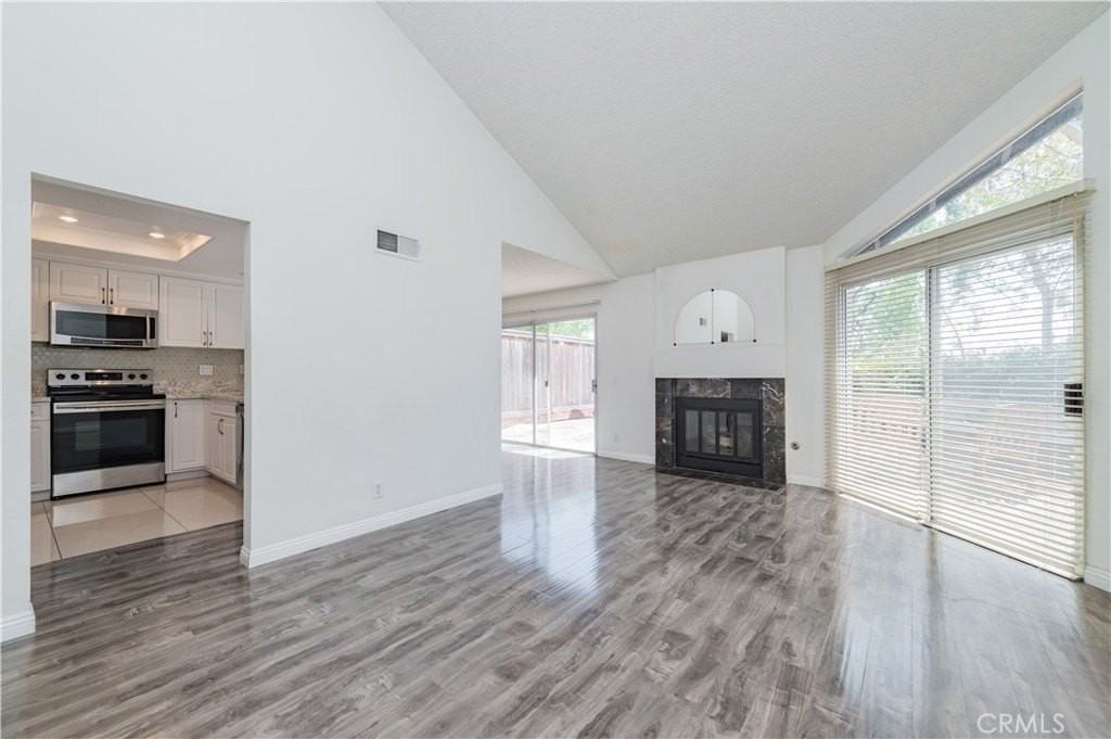 333 Stanford Ct #30 - Photo 4 of 24