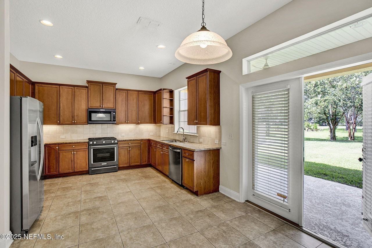 1761 Highland View Dr - Photo 6 of 44