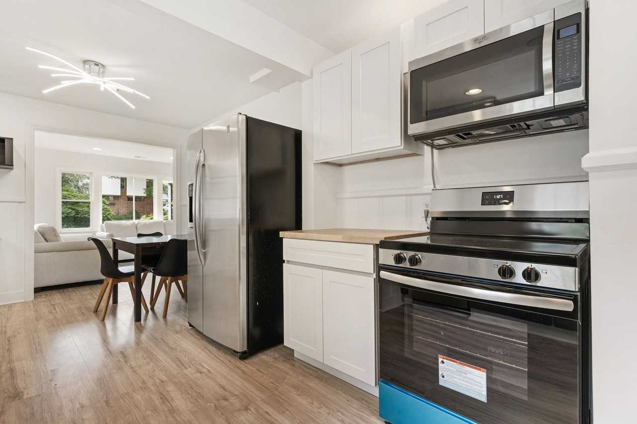 215 N Columbia St - Photo 2 of 19