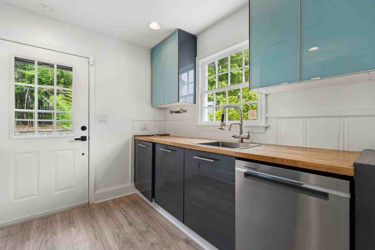 215 N Columbia St - Photo 3 of 19