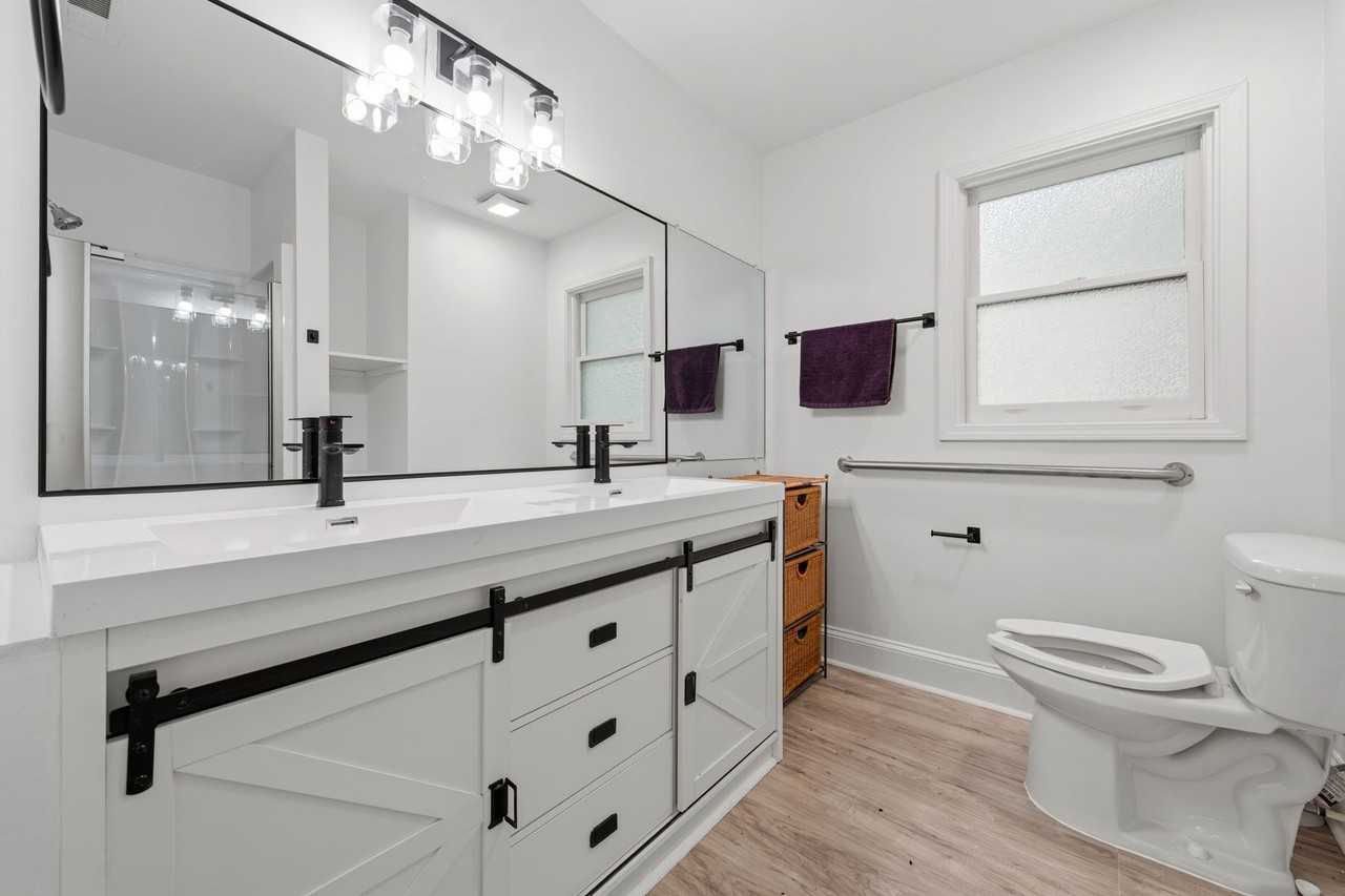 215 N Columbia St - Photo 7 of 19