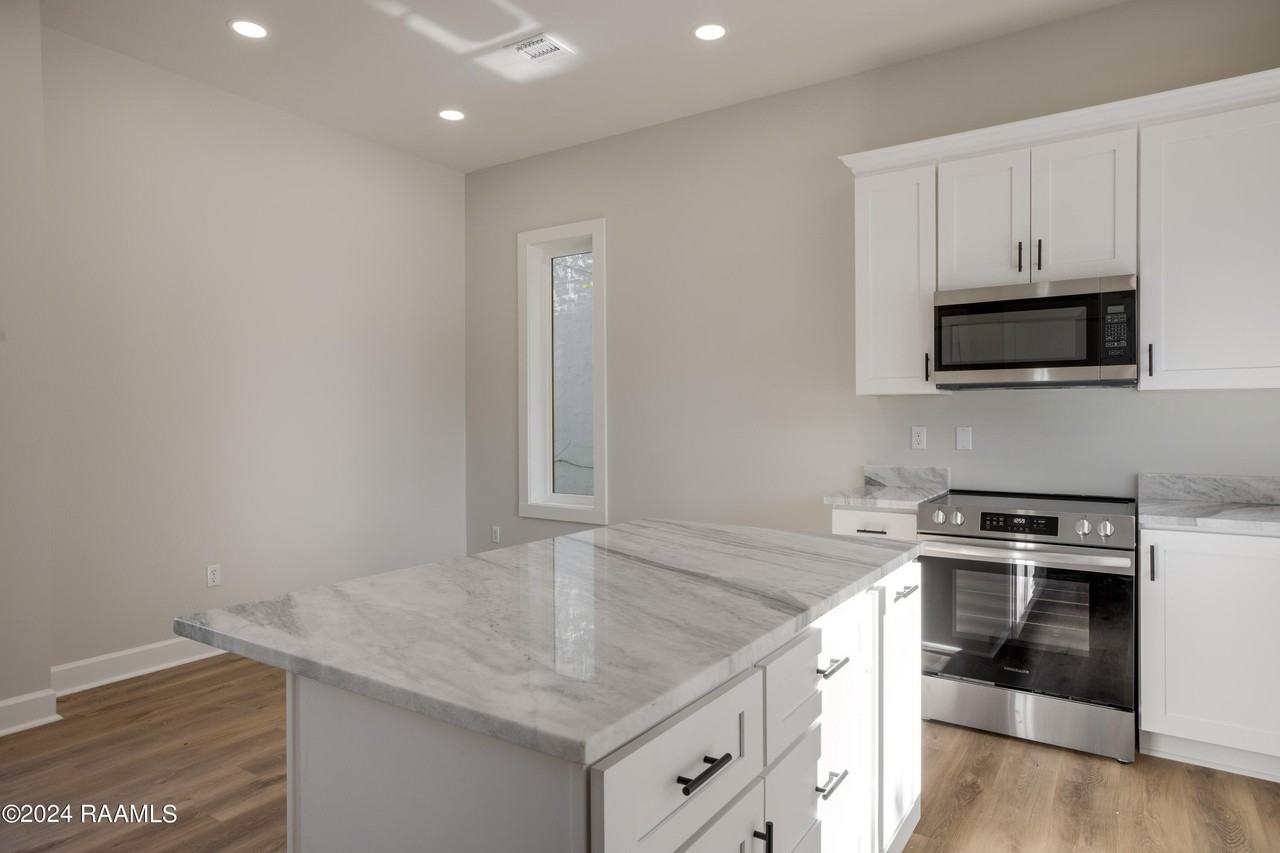 306 W Taft St #A - Photo 5 of 26