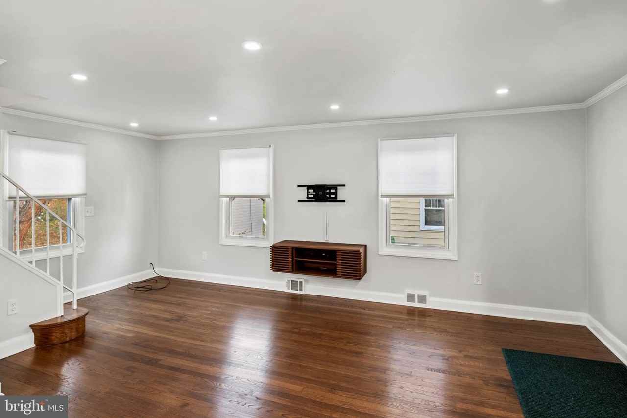 5911 Brackenridge Ave - Photo 4 of 28
