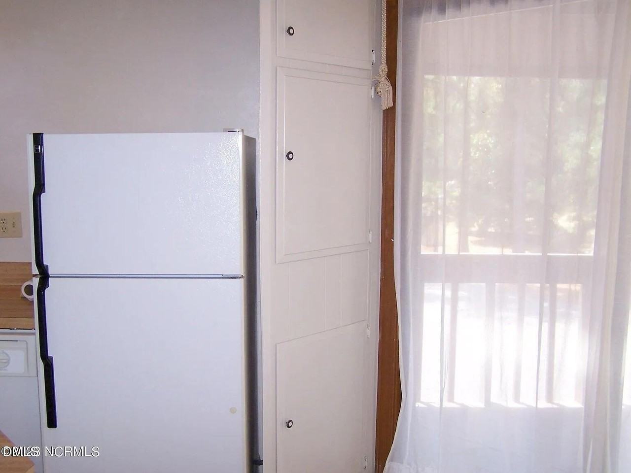 220 Foxkroft Dr - Photo 7 of 28