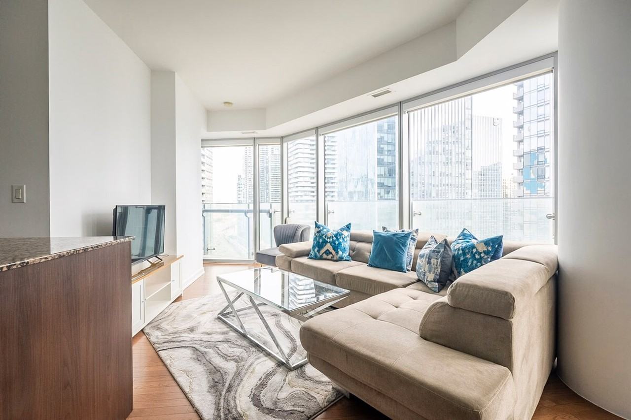 30 Grand Trunk Cres #1560811P - Photo 2 of 21