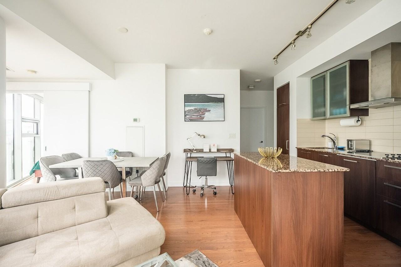 30 Grand Trunk Cres #1560811P - Photo 3 of 21