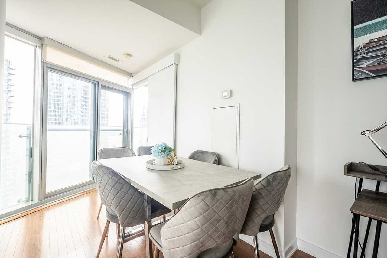 30 Grand Trunk Cres #1560811P - Photo 4 of 21