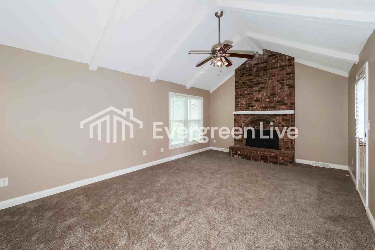 18904 Hanthorne Dr - Photo 2 of 15