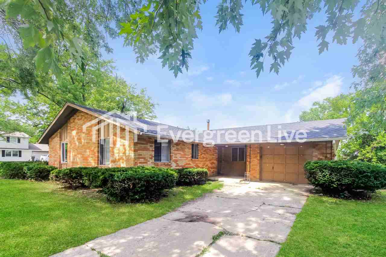 2137 Fairhaven Dr - Photo 2 of 15