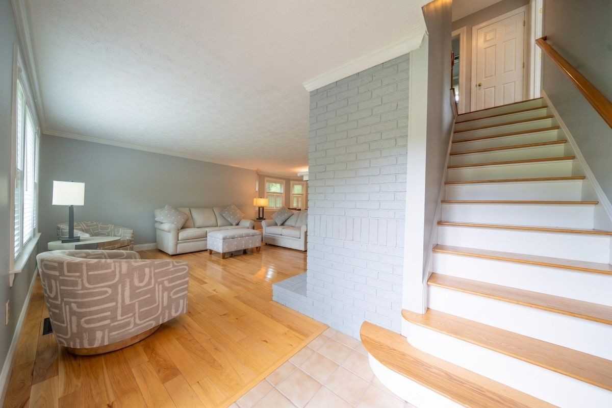 246 Winding Pond Rd - Photo 4 of 32