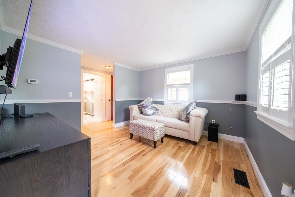 246 Winding Pond Rd - Photo 5 of 32