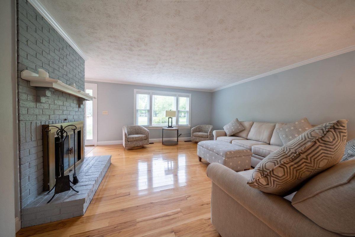 246 Winding Pond Rd - Photo 6 of 32