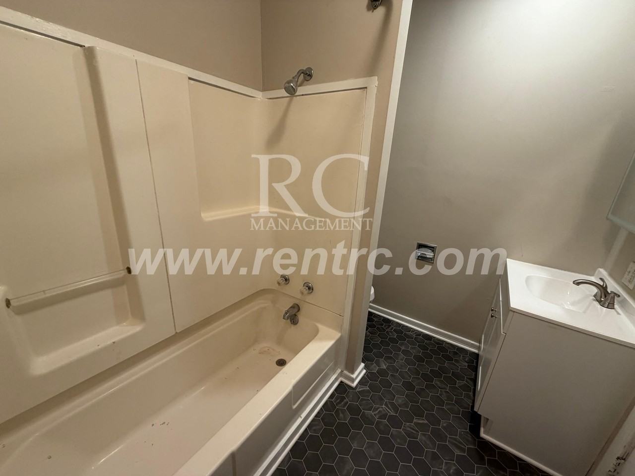 604 N Main St Apt D - Photo 4 of 11