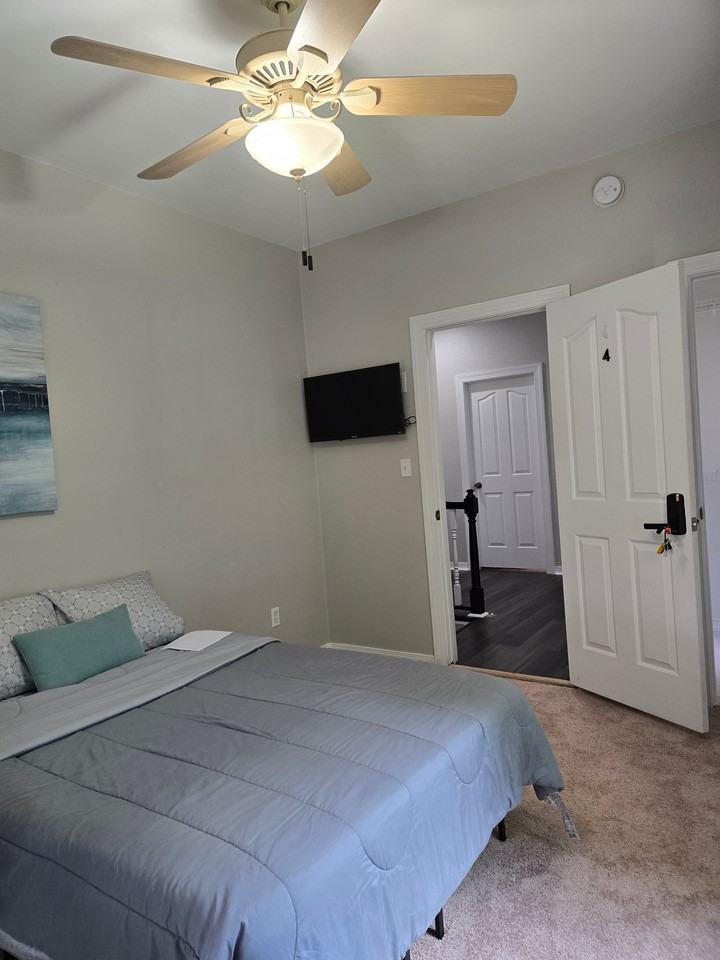 1401 W 40th St - Photo 6 of 9
