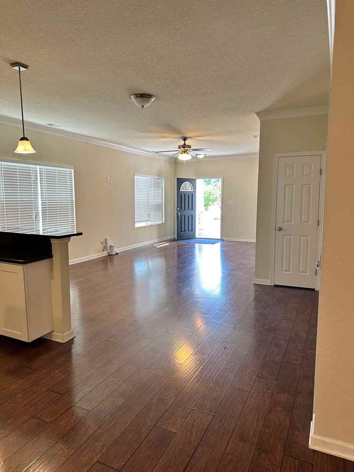 205 Gee St - Photo 3 of 20