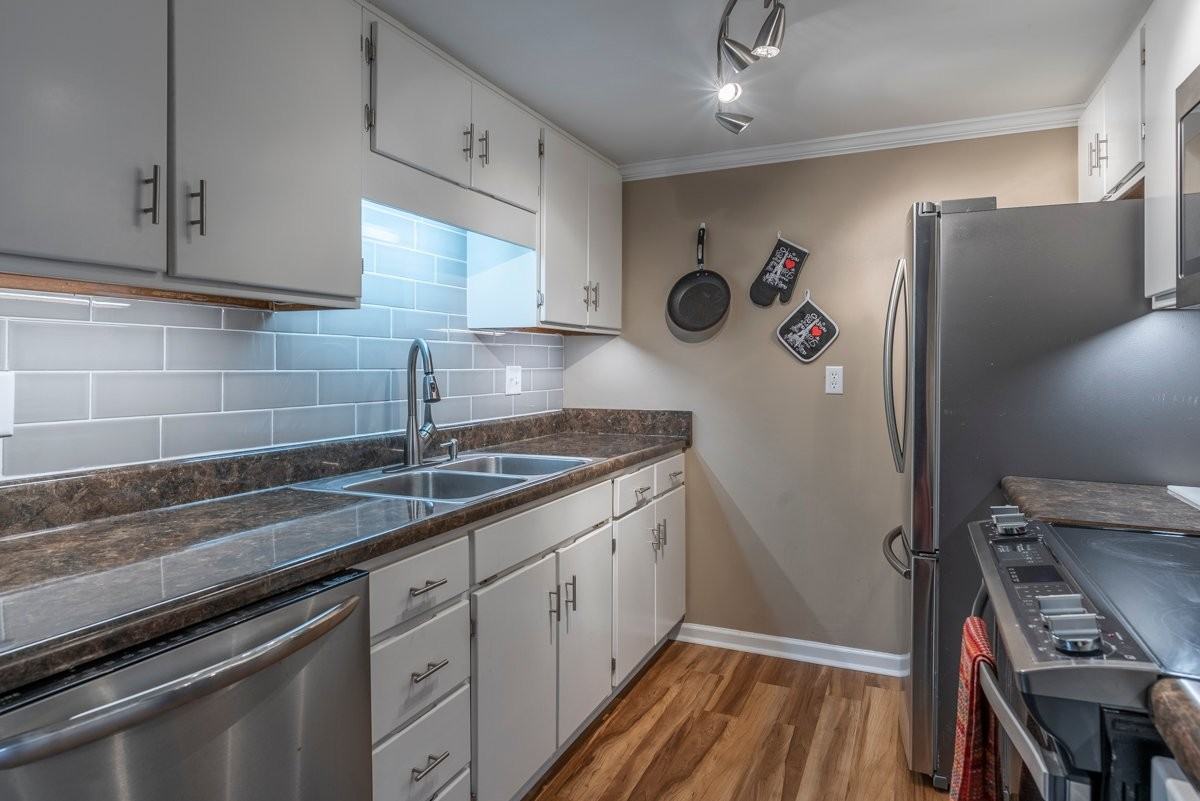 510 E Gillespie St #B8 - Photo 7 of 19
