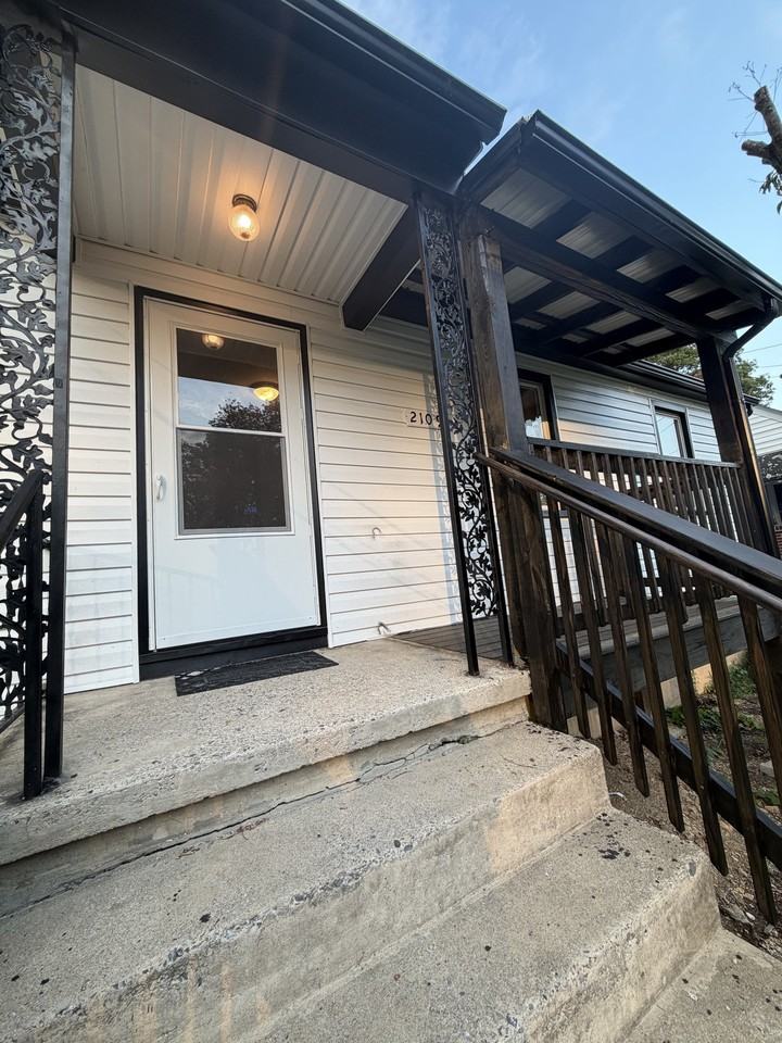 2109 Colgate St Ne - Photo 3 of 36