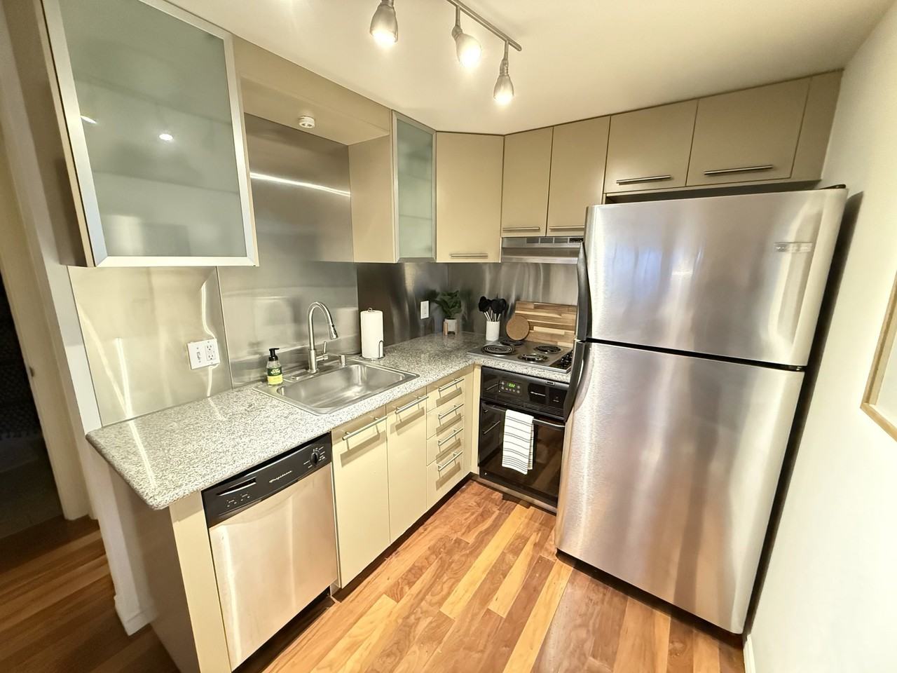 1012 W 9th Ave #3 - Photo 3 of 9