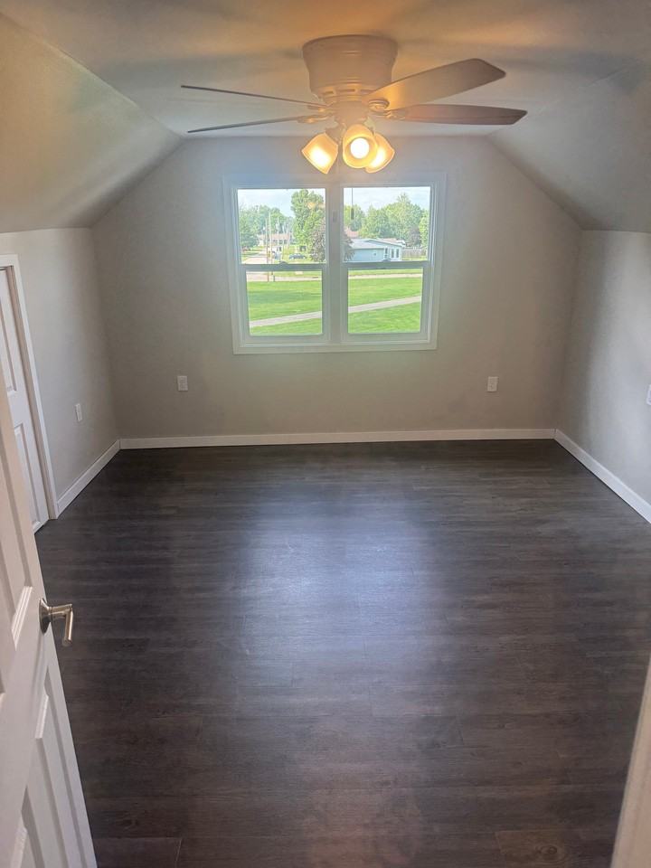 1015 Benton Ave E - Photo 2 of 7