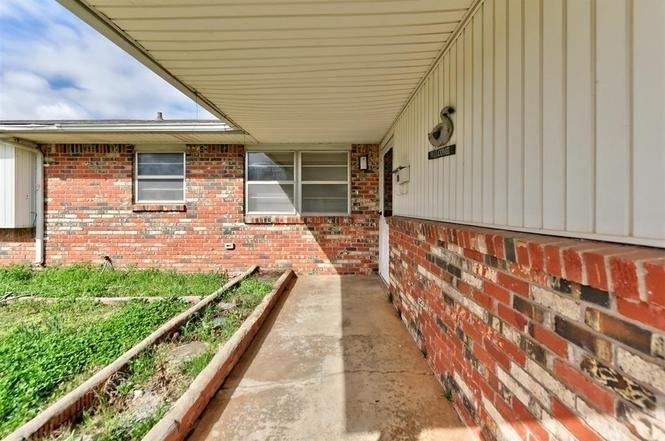 1001 Hampton Dr - Photo 3 of 20