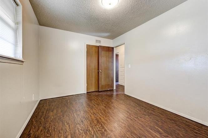 1001 Hampton Dr - Photo 4 of 20