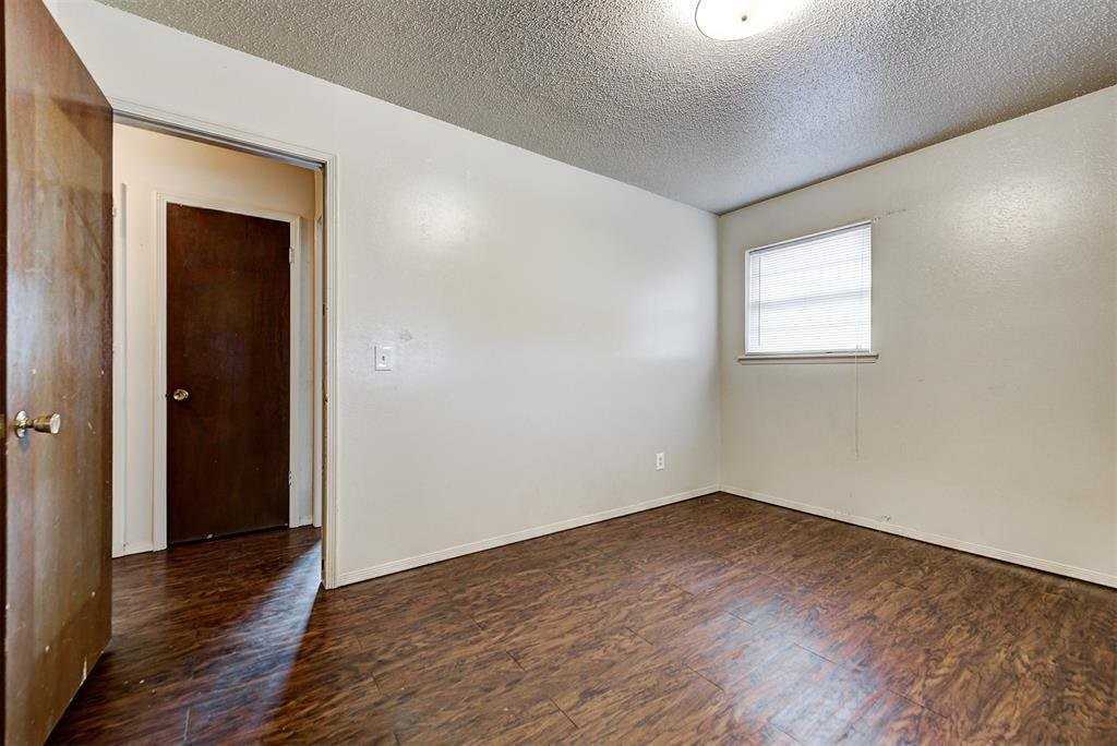 1001 Hampton Dr - Photo 5 of 20
