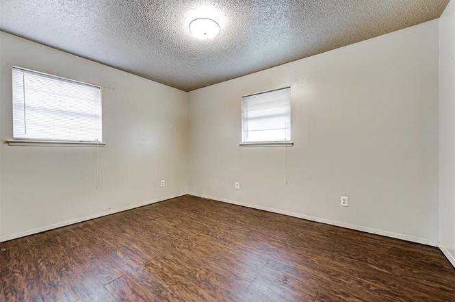 1001 Hampton Dr - Photo 6 of 20